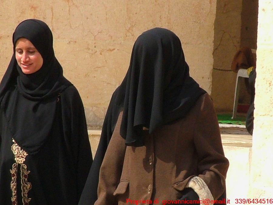 Donne siriane in chador e burqa