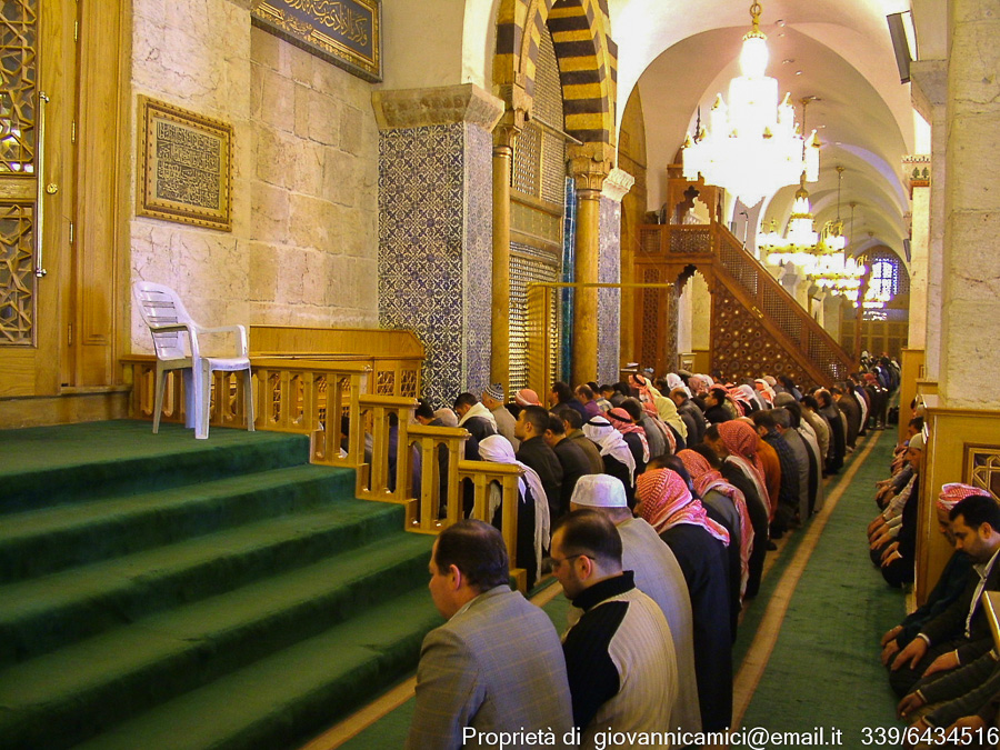 Interno della moschea durante la preghiera